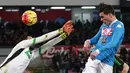 Pemain Napoli, Jose Maria Callejon menyundul bola saat dihalangi kiper Sassuolo, Andrea Consigli (kiri) pada lanjutan Italia Serie A antara Napoli vs Sassuolo di Stadion  San Paolo, Naples, Sabtu (16/1/2016).  (AFP Photo/Carlo Hermann)