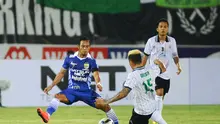 Kapten Persib Bandung, Atep berebut bola dengan pemain PSS Sleman, Mahadirga Lasut di laga pembuka Bali Island Cup 2016 di Stadion I Wayan Dipta, Gianyar, (Kamis (18/2/2016). (Bola.com/Kevin Setiawan)