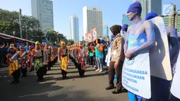 Sejumlah anak-anak mengenakan kostum polisi lalu lintas berbaris saat mengikuti acara kampanye tahun keselamatan untuk kejiwaaan 2017-2018 di Bundaran HI, Jakarta, Minggu (30/7). (Liputan6.com/Helmi Afandi)