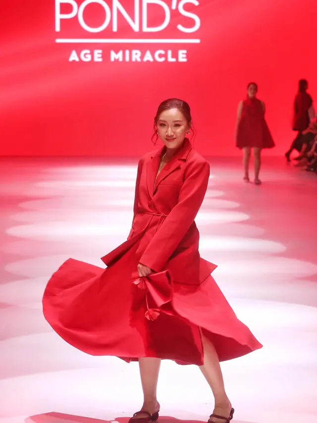 6 Pesona Perempuan 30 Tahun Ke-atas Dian Sastrowardoyo hingga Adinia Wirasti Jadi Model Miracle Runway di JFW 2025