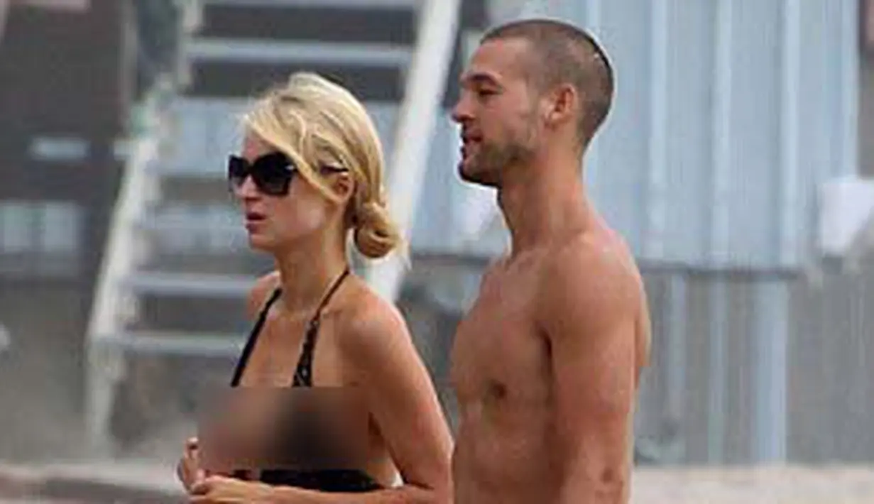 Seperti yang dilansir dari Dailymail (28/07/2014) Paris Hilton kepergok tengah bersantai di Pantai Malibu bersama seorang pria berkepala plontos (Dailymail)