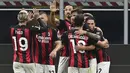 Penyerang AC Milan, Zlatan Ibrahimovic, merayakan gol yang dicetaknya ke gawang Bologna pada laga Liga Italia di Stadion San Siro, Selasa (22/9/2020) dini hari WIB. AC Milan menang 2-0 atas Bologna. (AFP/Miguel Medina)