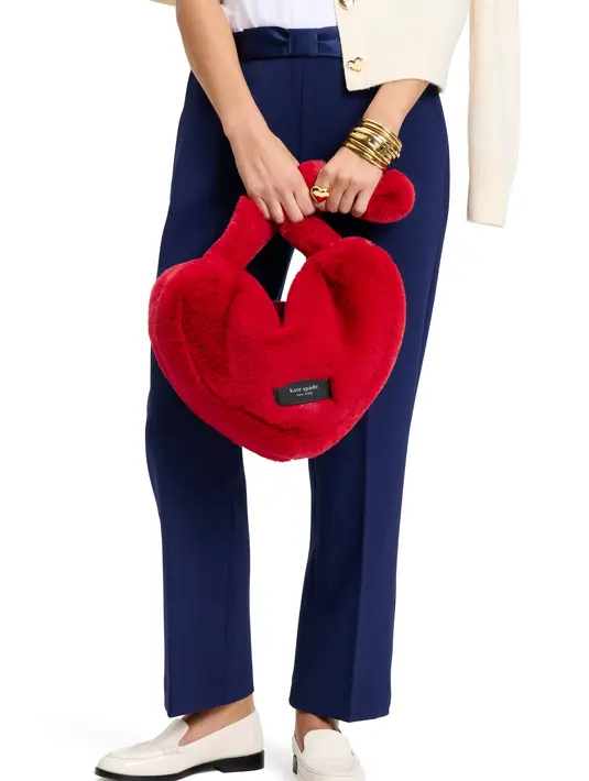 Pada koleksi terbaru ini, Kate Spade New York menghadirkan limited-edition capsule yang menampilkan Luver tas berbahan faux fur dengan bentuk hati yang sangat memikat. Dengan ukurannya yang besar, tas ini menawarkan gaya modern minimalist menjadikannya sebagai hadiah yang berkesan bagi diri sendiri atau untuk orang terkasih. [Dok. Kate Spade New York]