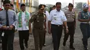 Gubernur DKI Jakarta Anies Baswedan ditemani Wakil Ketua KPK Laode M Syarief (kiri) saat memimpin apel penertiban reklame terpadu di Kuningan, Jakarta, Jumat (19/10). Secara simbolis Anies dan Laode menyegel sebuah reklame besar. (Merdeka.com/Imam Buhori)