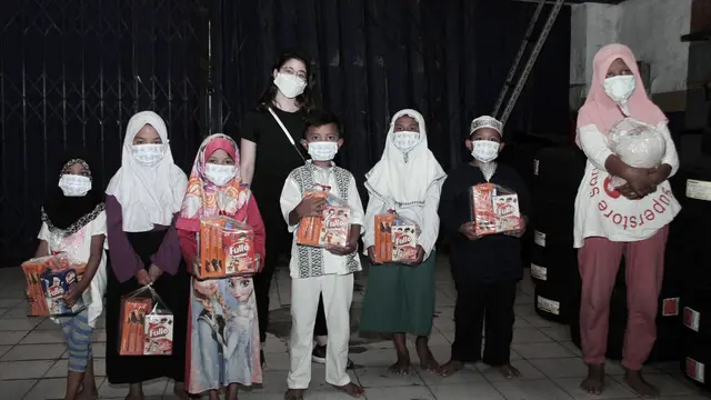 Sonia J berbagi dengan anak yatim dan janda (ist)