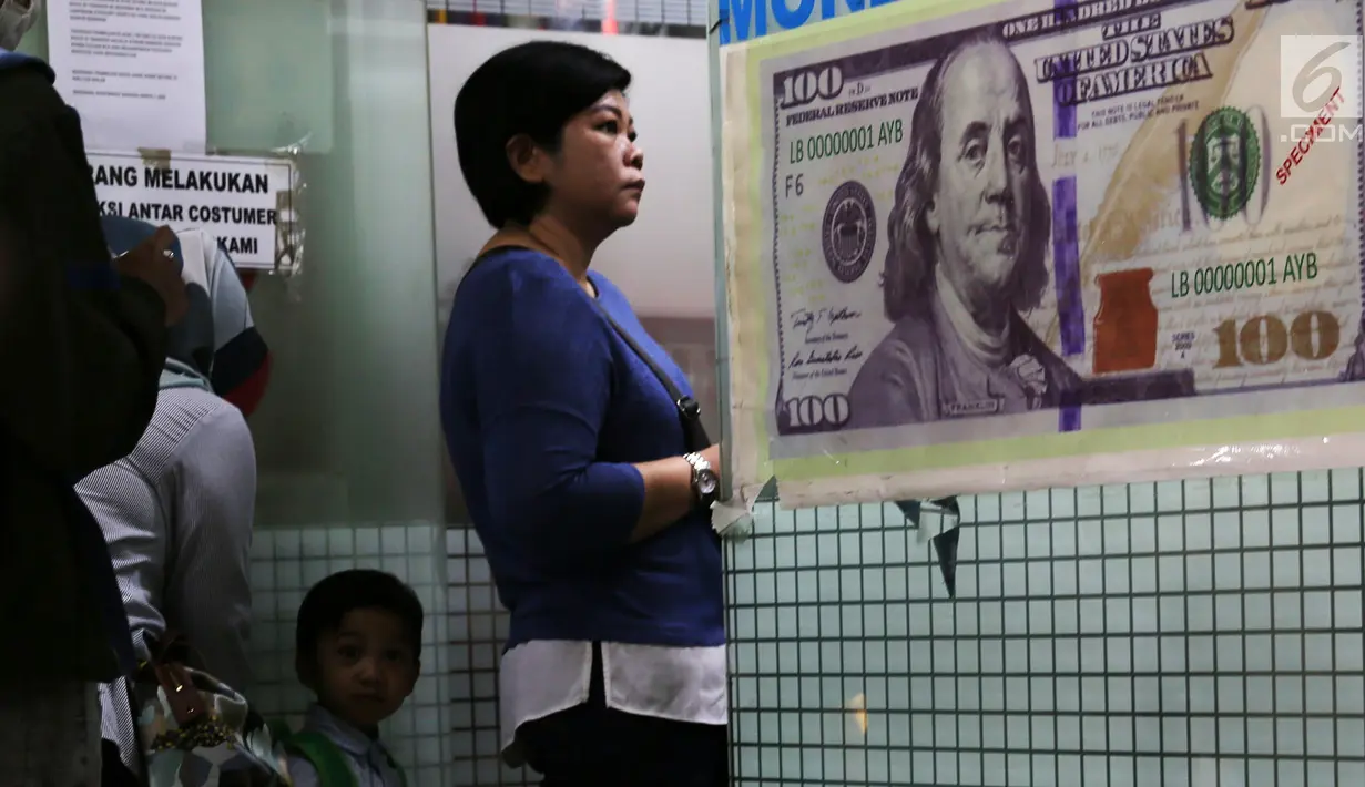 Nasabah mengantre menukarkan mata uang USD di gerai penukaran mata uang asing di Jakarta, Rabu (5/9). Sebelumnya pada Selasa (4/9), Rupiah sempat mencapai level Rp 14.935 per dollar Amerika atau terlemah sejak 1998. (Merdeka.com/Imam Buhori)