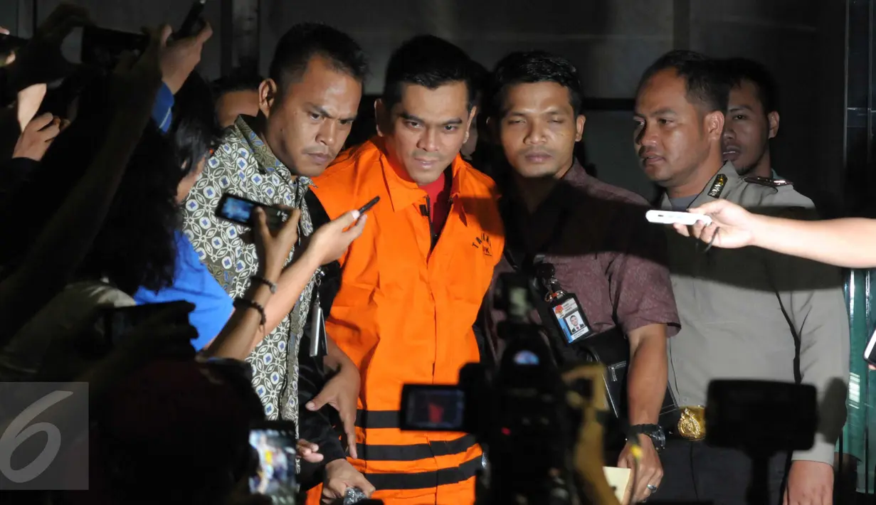 Ketua Komisi D DPRD DKI Jakarta dari partai Gerindra M Sanusi (tengah) usai di periksa di KPK, Jakarta, Sabtu, (2/4). M Sanusi ditahan di Polres Jakarta Selatan dalam kasus suap dengan seorang dari pihak swasta . (Liputan6.com/Helmi Afandi)