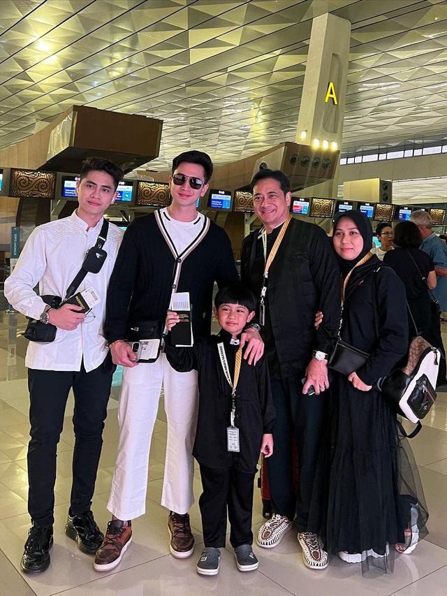 Verrell Bramasta pergi umrah bersama keluarganya
