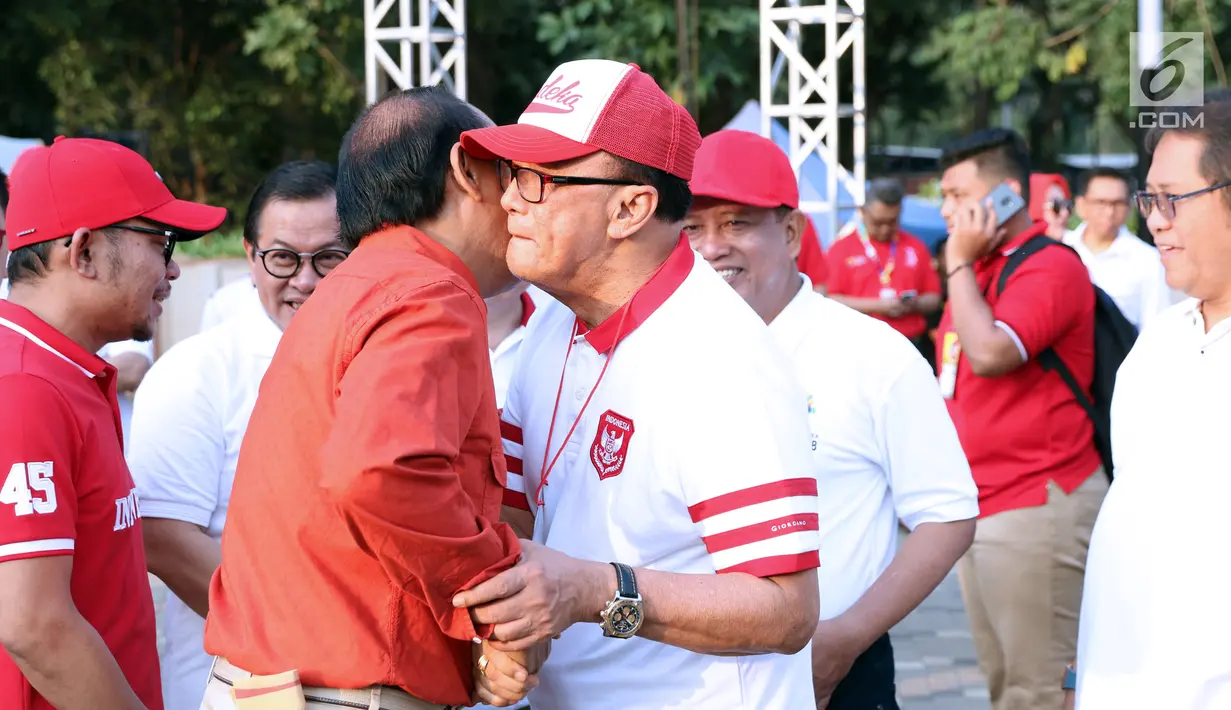 Anggota Wantimpres, Sidarto Danusubroto saat menghadiri gelaran Harmoni Indonesia 2018 di Kompleks Gelora Bung Karno, Jakarta, Minggu (5/8). Harmoni Indonesia adalah bernyanyi bersama secara serentak. (Liputan6.com/Helmi Fithriansyah)