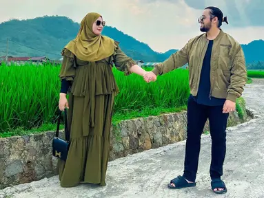 Selebgram Tasyi Athasyia viral di medsos beberapa hari terakhir. Musababnya, dalam sebuah konten bareng saudara kembarnya, Tasya Farasya, ia ditanya andai mendadak dapat duit 1 miliar rupiah mau beli apa? Tasyi Athasyia bilang 1 miliar rupiah paling buat beli cotton buds alias korek kuping. Ia tak yakin bisa beli rumah yang &ldquo;proper&rdquo; dengan uang semiliar. Tak disangka jawaban ini membuatnya dikecam netizen +62. (Foto: Dok. Instagram @tasyiiathasyia)