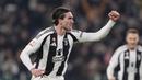 Pemain Juventus, Dusan Vlahovic melakukan selebrasi setelah mencetak gol pertama timnya ke gawang Cagliari pada laga 16 besar Coppa Italia 2024/2025 yang berlangsung di Juventus Stadium, Turin, Italia, Rabu (18/12/2024) WIB. (AP Photo/LaPresse/Fabio Ferrari)