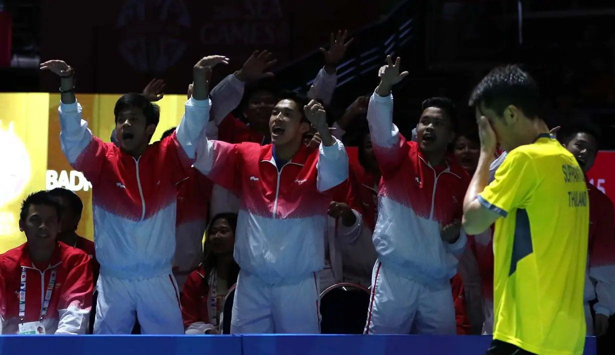 Aksi pebulutangkis putra Indonesia, Firman Abdul Kholik, saat berhadapan dengan pemain Thailand, Boonsak Ponsana, dalam final beregu putra bulutangkis SEA Games 2015 di Singapore Indoor Stadium, Singapura. Jumat (12/5). (Bola.com/Arief Bagus)