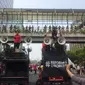 Massa demonstran dari berbagai elemen menggelar aksi long march dari Bundaran HI menuju ke depan Istana Merdeka. (Radityo Priyasmoro/Liputan6.com)