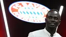 Penyerang baru Bayern Munchen, Sadio Mane berpose di depan logo Bayern Munich selama konferensi pers di Munich, Jerman selatan (22/6/2022). Bayern Munchen resmi memperkenalkan Mane dari Liverpool pada 22 Juni, ketika pemain depan Senegal itu menandatangani kontrak tiga tahun dengan juara Bundesliga itu. (AFP/CHRISTOF STACHE)