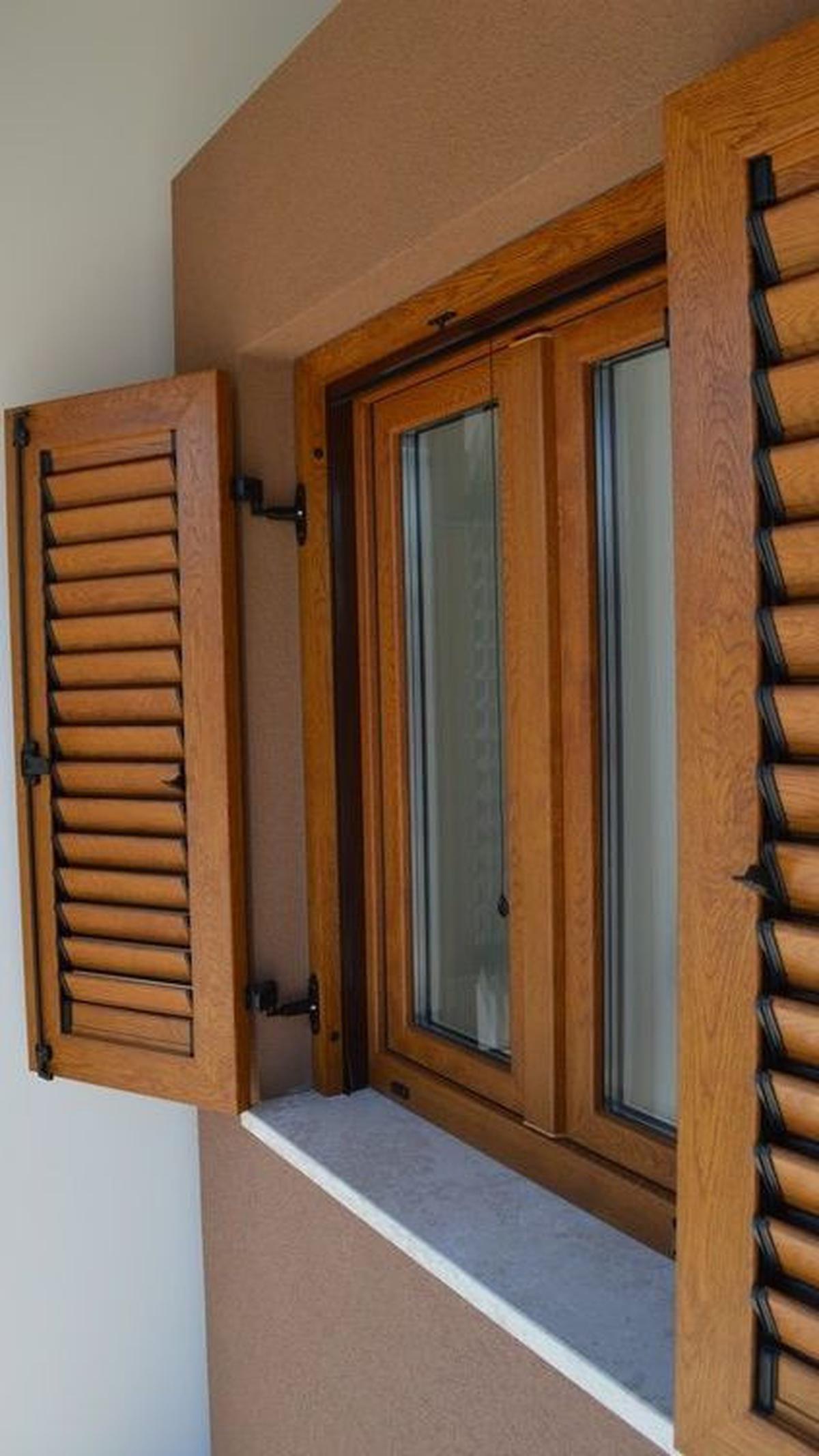 Desain Jendela Kayu Dua Lapis