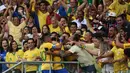 Para suporter bergembira usai Gabriel Barbosa mencetak gol ke gawang Denmark di Olimpiade 2016 di Fonte Nova Stadium, Salvador, Brasil, (11/8). Kemenangan perdana di Olimpiade 2016 ini membuat tim Samba menjadi juara Grup A. (REUTERS/Fernando Donasci)