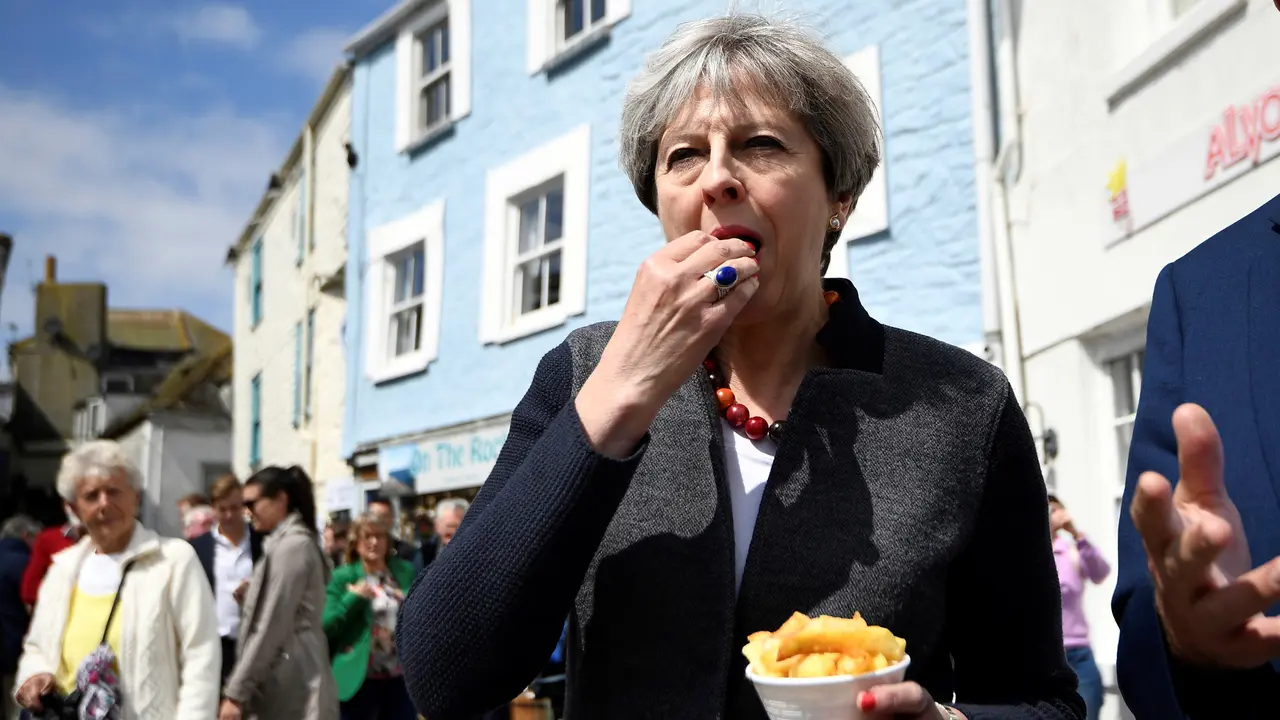 20170502-Theresa May Makan Keripik di Pinggir Jalan-AP