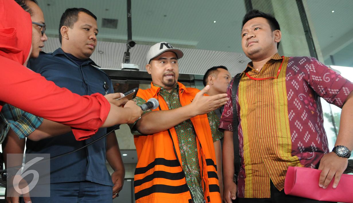 Kakak Saipul Jamil, Samsul Hidayatullah menjawab pertanyaan wartawan usai diperiksa KPK, Jakarta, Kamis (11/8). Kasus dugaan suap pengurangan vonis Saipul Jamil siap disidangkan karena dinyatakan p21. (Liputan6.com/Helmi Afandi)