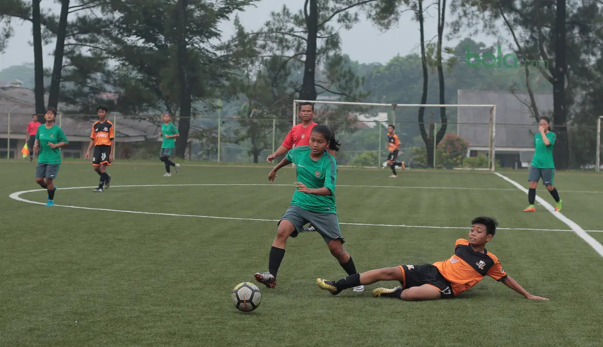 Pemain Villa 2000 jatuh saat berebut bola dengan pemain Timnas Wanita Indonesia pada laga uji coba di Lapangan Sawangan, Depok, Kamis (19/4/2018). Timnas Wanita Indonesia kalah 1-2. (Bola.com/Nick Hanoatubun)