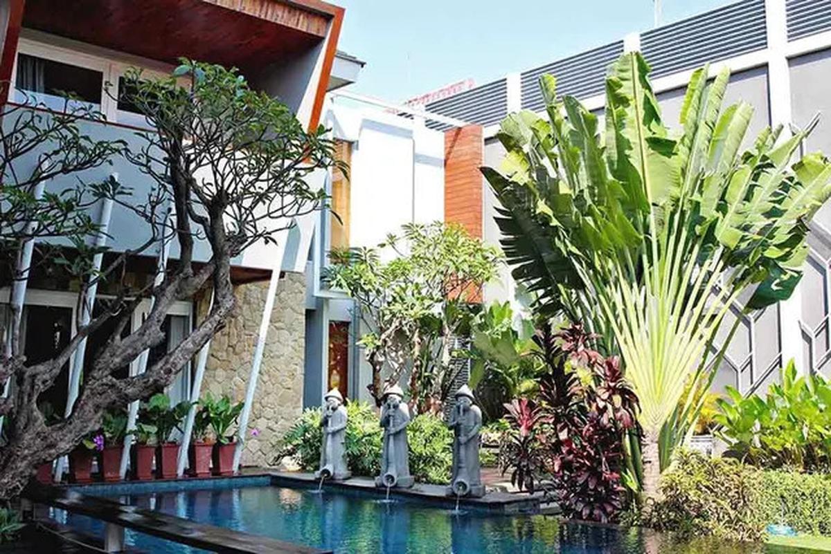 Model Rumah Modern Tropis dengan Taman di Tengah, Bikin Suasana Tenang dan Asri