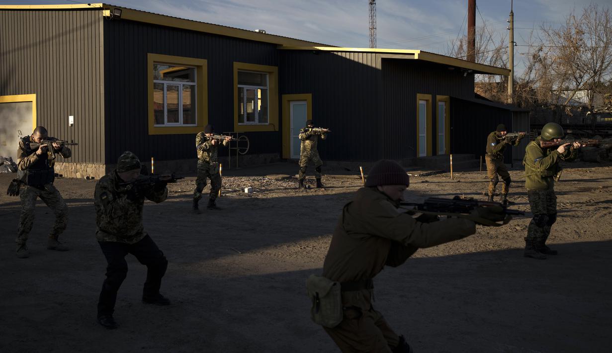 Relawan sipil menghadiri kamp pelatihan Pasukan Pertahanan Teritorial Ukraina di Brovary, timur laut Kiev, Ukraina, Senin (21/3/2022). (AP Photo/Felipe Dana)