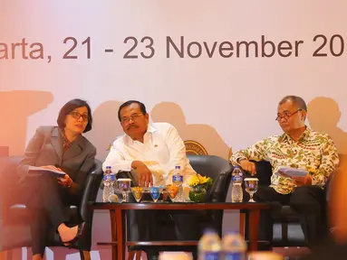 Menkeu Sri Mulyani bersama Jaksa Agung M Prasetyo dan Ketua KPK Agus Rahardjo menghadiri rapat koordinasi di Jakarta, Senin (21/11). Rakor tersebut membahas mengenai pemulihan aset hasil tindak pidana korupsi (Tipikor). (Liputan6.com/Angga Yuniar)