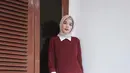 Cobalah mix and match longsleeve warna maroon dengan white shirt bersama hijab dan pants warna abu-abu. Tetap nyaman dan professional! (Instagram/ffdilla).