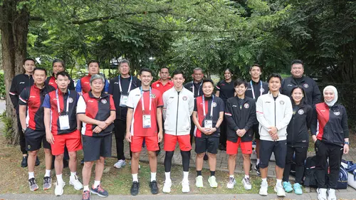 <p>Jonatan Christie dan&nbsp;tim bulu tangkis Indonesia resmi masuk ke Perkampungan Atlet Olimpiade Paris 2024, Selasa (23/7) malam waktu Prancis. (foto: PBSI)</p>