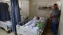 Seorang ayah menjaga anaknya yang terserang Demam Berdarah Dengue (DBD) yang dirawat di Rumah Sakit Umum Daerah (RSUD) Pasar Rebo, Jakarta, Jumat (1/2). Dalam sebulan ini, RSUD Pasar Rebo sudah menerima 88 pasien demam berdarah. (Merdeka.com/Imam Buhori)