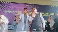 Pembina Relawan Pelita, Adelia bersama Wakil Ketua KPAD Kota Bekasi di acara deklarasi Relawan Perlindungan Anak dan Perempuan Pelita. (Liputan6.com/Bam Sinulingga).