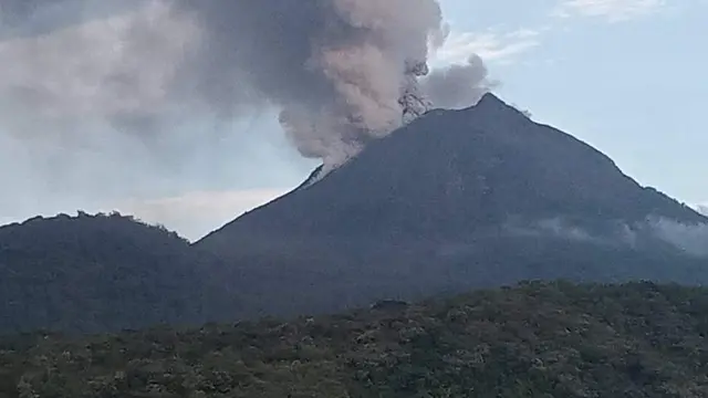 Gunung Lewotobi Laki-laki sedang mengeluarkan abu vulkanik (Liputan6.com/Ola Keda)