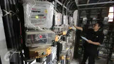 Petugas tengah patroli di dalam ruang panel listrik di Rusun Benhil, Jakarta, Kamis (5/11/2015). Pemerintah akan tetap memberikan subsidi listrik kepada pelanggan 450 Volt Ampere (VA). (Liputan6.com/Angga Yuniar)