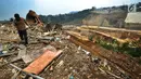 Warga berjalan melintasi puing-puing rumah yang terkena proyek pembangunan Bendungan Ciawi di Desa Gadog, Bogor, Jawa Barat, Kamis (22/08/2019). Bendungan Ciawi memiliki luas 31,96 hektare. (Merdeka.com/Arie Basuki)
