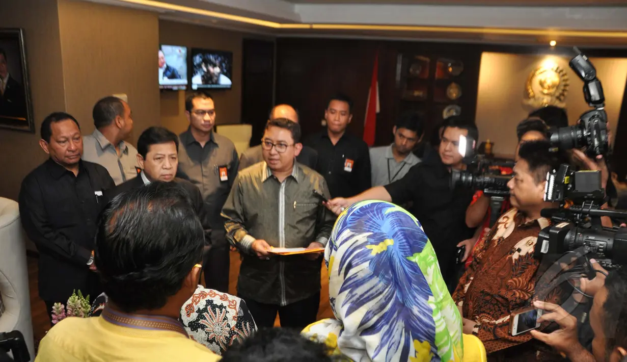 Ketua DPR RI Setya Novanto didampingi Wakil Ketua Fadli Zon menerima surat Pengajuan Hak angket untuk Menkunham Yasonna Laoly dari perwakilan KMP di Ruang Pimpinan kompleks Parlemen Senayan, Jakarta, Rabu (25/3/2015). (Liputan6.com/Andrian M Tunay)