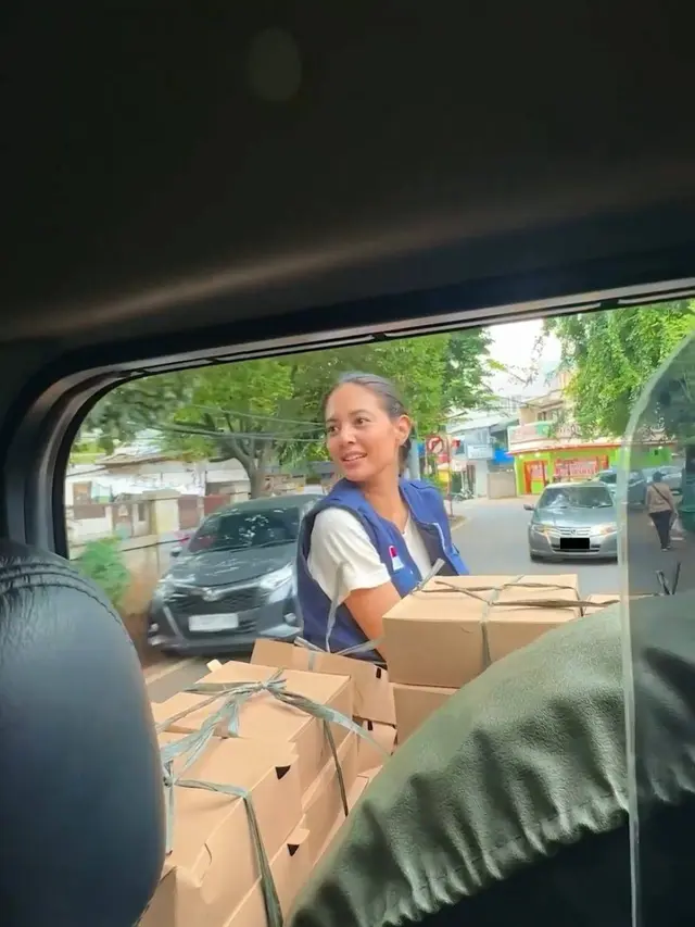 7 Momen Aurelie Moeremans Bagi 1.000 Nasi di Bulan Ramadhan Ini Banjir Pujian