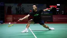 Pebulutangkis tunggal putra Indonesia, Jonatan Christie saat melakukan latihan menjelang Indonesia Masters 2023 yang berlangsung di Istora Senayan, Jakarta, Senin (23/01/2023). (Bola.com/Bagaskara Lazuardi)