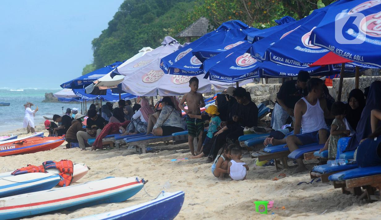 BMKG mengimbau masyarakat untuk menggunakan pelindung agar tidak terpapar langsung sinar matahari seperti tabir surya, topi, payung, jaket saat melakukan aktivitas di luar ruangan. (merdeka.com/Arie Basuki)