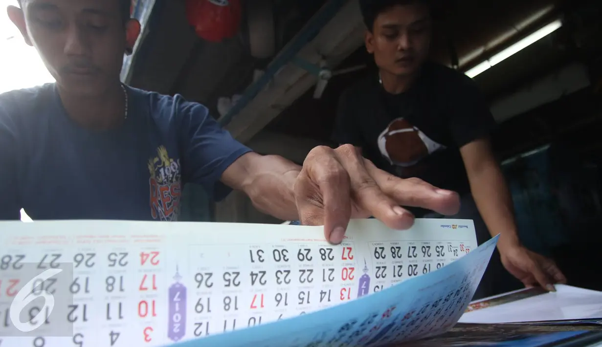 Pekerja memeriksa kalender yang selesai dicetak di tempat produksi kawasan Senen, Jakarta, Selasa (13/12). Menjelang pergantian tahun, pesanan kalender meningkat hingga 50% dengan harga rata-rata Rp6ribu-Rp20ribu per buah. (Liputan6.com/Immanuel Antonius)