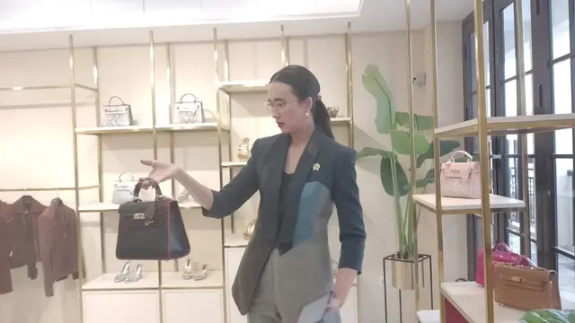 Menteri Pariwisata (Menpar) Widiyanti Putri Wardhana, memegang salah satu tas kulit berkualitas Garut, selepas peragaan busana, Rabu (15/1/2025) di Gerai Poppy Dharsono, Piazza Firenze Garut. (Liputan6.com/Jayadi Supriadin)