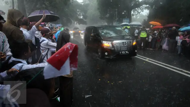 Hujan Deras dan Puluhan Ribu Pelajar Sambut Kedatangan Raja Salman di Kota Bogor
