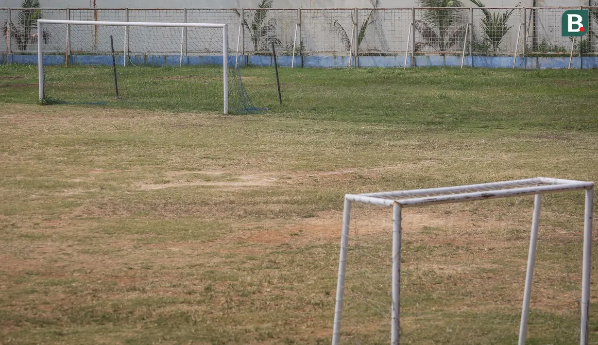 Stadion tersebut saat ini tengah berbenah. Terbaru, lapangan utama stadion tersebut ditinggikan. Pasalnya, stadion itu sering terkena banjir rob jika air laut dan sungai di sekitarnya naik. (Bola.com/Bagaskara Lazuardi)
