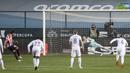 Striker Athletic Bilbao, Raul Garcia (kiri) melakukan eksekusi penalti ke gawang Real Madrid yang berbuah gol kedua timnya dalam laga semifinal Piala Super Spanyol 2020/21 di La Rosaleda Stadium, Malaga, Kamis (14/1/2021). Athletic Bilbao menang 2-1 atas Real Madrid. (AFP/Jorge Guerrero)