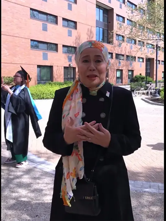 Mendapatkan tiga penghargaan yang jarang di terima, menjadi kejutan Dewi Yull dan membuat bangga. "Ini sungguh-sungguh kejutan yang luar biasa, sangat membahagiakan orang tua, terima kasih sayang. Ibu selalu berdoa padamu, ibu selalu bangga padamu." kata Dewi Yull. [Instagram/dewiyullofficial]