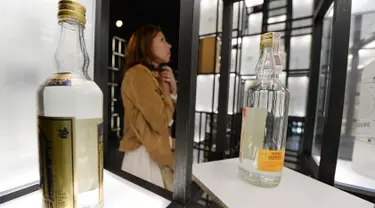 Pengunjung melihat pameran pada Museum Vodka yang baru akan dibuka minggu depan, di Warsawa, Rabu (6/6). Museum ini didedikasikan untuk vodka di Polandia, sebuah tradisi nasional yang telah berlangsung selama lebih dari 500 tahun. (AP/Czarek Sokolowski)