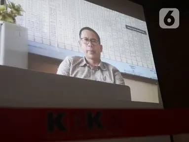 Terdakwa Tubagus Chaeri Wardana alias Wawan mendengarkan Jaksa Penutut Umum (JPU) membacakan tuntutan dalam sidang online di Gedung KPK, Jakarta, Senin (29/6/2020). Wawan terjerat tindak pidana pencucian uang (TPPU) dalam kasus sejumlah korupsi. (merdeka.com/Dwi Narwoko)