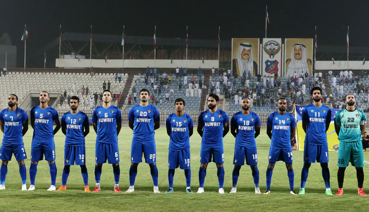 Foto Ilustrasi saat Timnas Kuwait saat akan melakukan pertandingan persahabatan melawan Australia. FIFA menjatuhkan sanksi kepada Federasi Sepak Bola Kuwait (KFA) pada 30 Oktober 2007, karena pemerintahnya melakukan intervensi dalam proses pemilihan ketua umum dan pengurus. (AFP/Yasser Al-Zayyat)