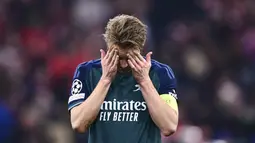 Pemain Arsenal, Martin Odegaard tampak kecewa setelah ditaklukkan Bayern Munchen  pada leg kedua perempat final Liga Champions di Allianz Arena, Kamis (18/4/2024). (AP Photo/Christian Bruna)