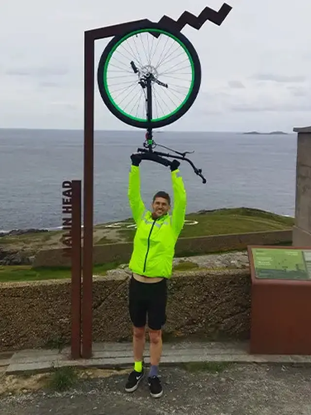 Pria ini memecahkan rekor dunia dengan berkeliling Irlandia menggunakan sepeda roda satu. (Foto: Guinness World Records)