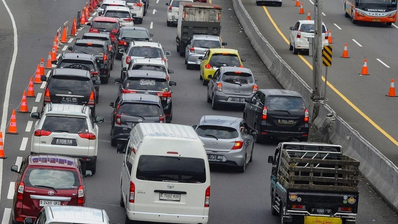 Antrean kendaraan roda empat  dibuang menuju arah Ciawi saat penutupan jalur menuju Puncak diberlakukan dari kawasan Gadog, Kabupaten Bogor, Jawa Barat, Kamis (11/4/2024). Foto: merdeka.com / Arie Basuki
