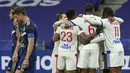 Para pemain Lyon merayakan gol pertama yang dibuat striker Karl Toko Ekambi ke gawang Bordeaux dalam laga lanjutan Liga Prancis 2020/21 pekan ke-22 di Groupama Stadium, Jumat (29/1/2021). Lyon menang 2-1 atas Bordeaux. (AP/Laurent Cipriani)